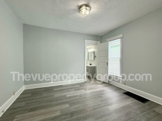 Building Photo - Remodeled 3 Bed, 2 Bath Home with Luxuriou...