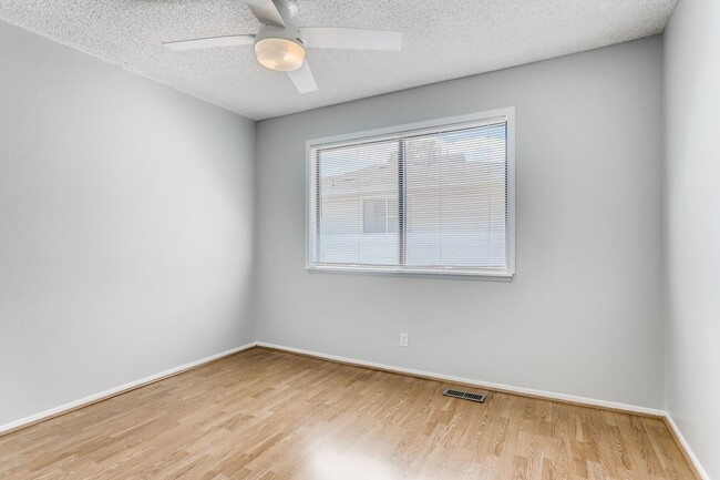 Building Photo - Everything you Need, 2 Bed, 1.5 Bath townh...