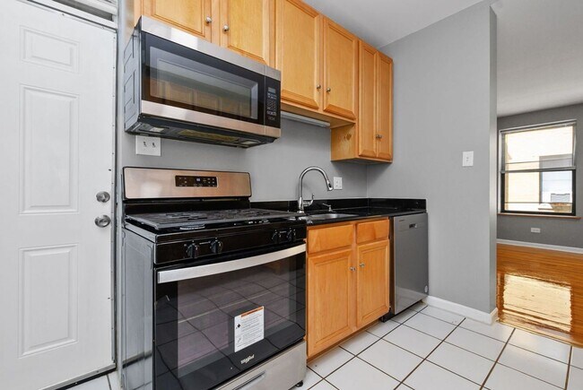 Building Photo - Three Bedroom in South Shore
