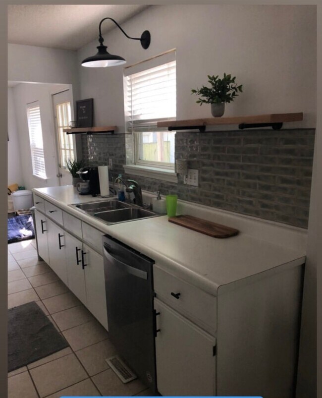 Building Photo - 21 W 78th Ter