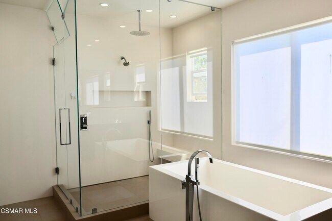 Building Photo - 6072 Mandeville Pl