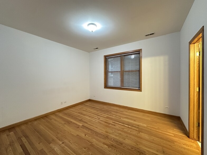 Building Photo - 4101 N Kenmore Ave