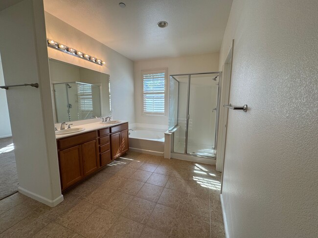 Building Photo - Gorgeous 4 Bedroom Home! Close to Great Sc...