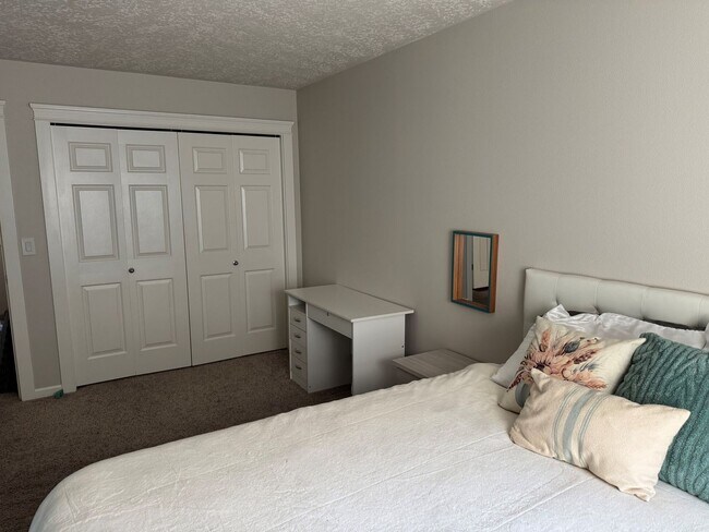 Building Photo - RARE! 5 Bedroom Rental Home pre-leasing for the end of February! Entertainers' Paradise - Pet Fri...