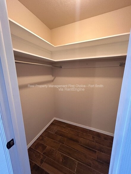 Building Photo - 9200 Rogers Ave