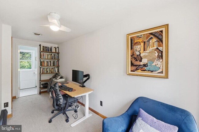 Building Photo - 8007 Wildwood Dr