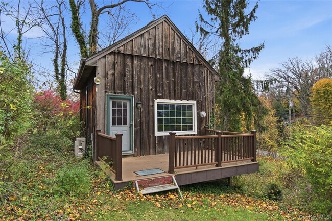 Building Photo - 327 W Neck Rd