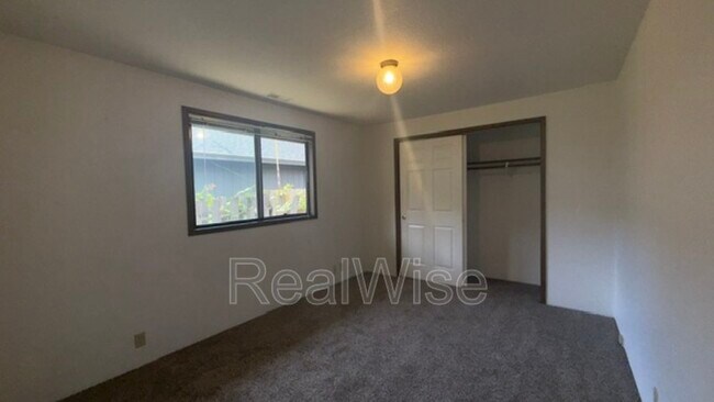 Building Photo - 1132 NE Barager Ave