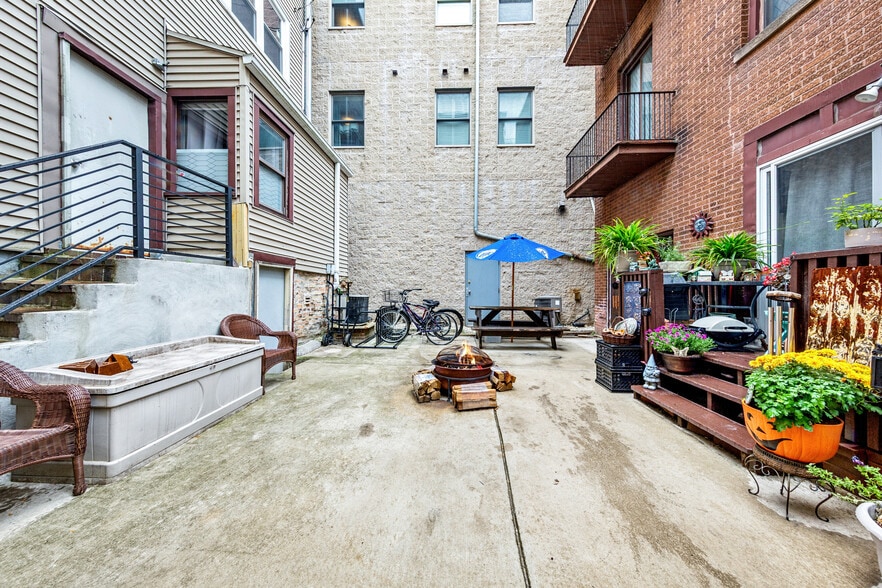 Building Photo - 1128 W Diversey Pkwy