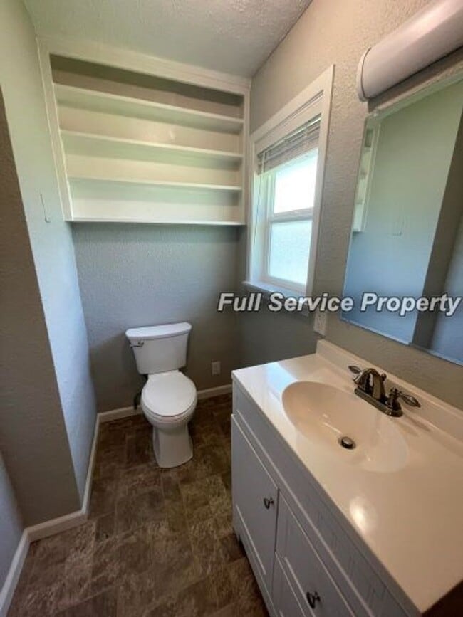Building Photo - Country charm with Modern day updates!