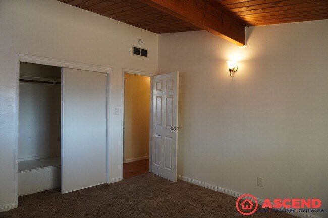 Building Photo - Spacious home located In Northeast Bakersf...