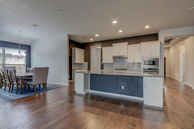 Building Photo - 216 Allegrini St