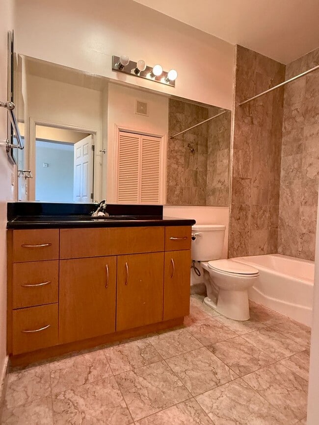 Building Photo - Beautiful 2 bedroom, 2 bath condo for rent...