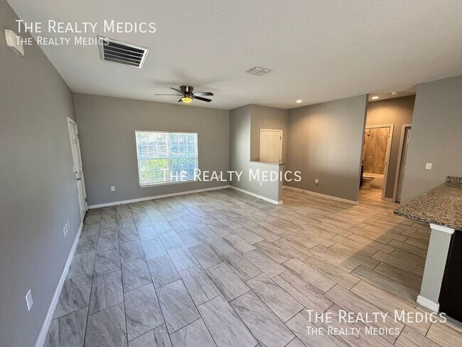 Building Photo - 2570 SE Rayburn Ave