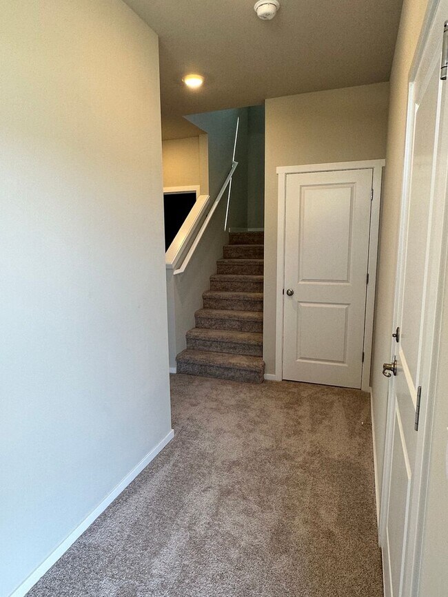 Building Photo - Stunning 4-Bedroom Pet-Friendly Home for L...