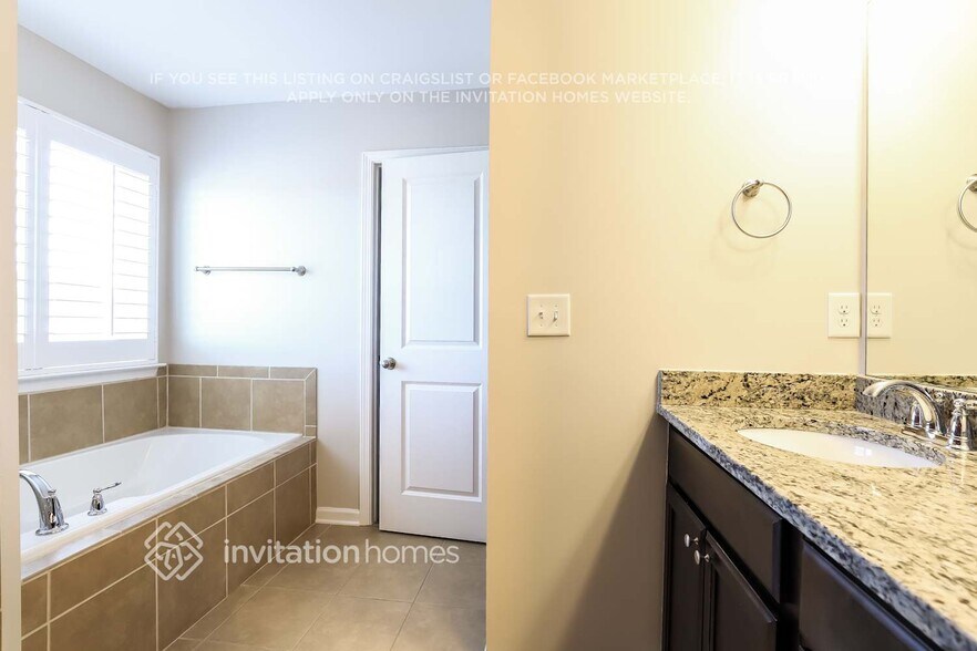 Building Photo - 3552 Village Enclave Ln