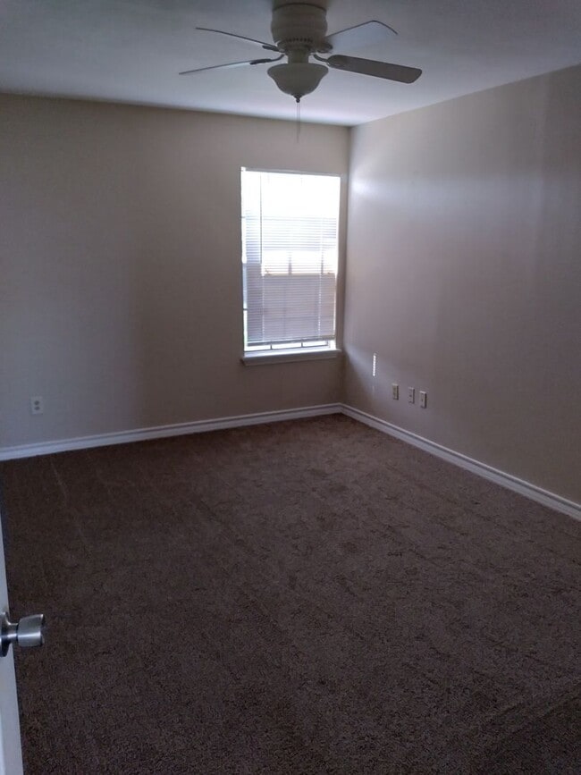 Building Photo - 4 bedroom 2.5 bathroom