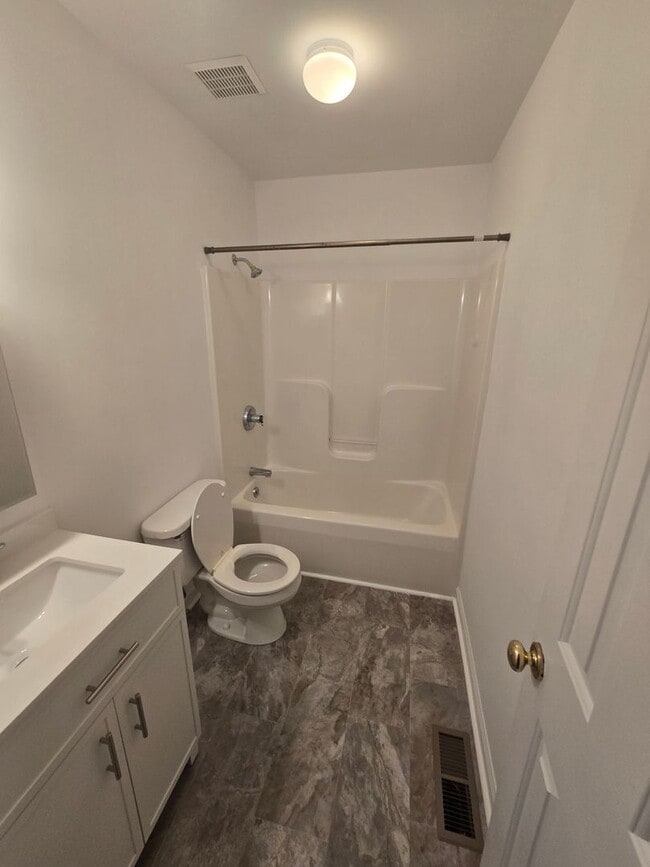 Building Photo - 3 bedroom rancher  in City of Colonial Hei...