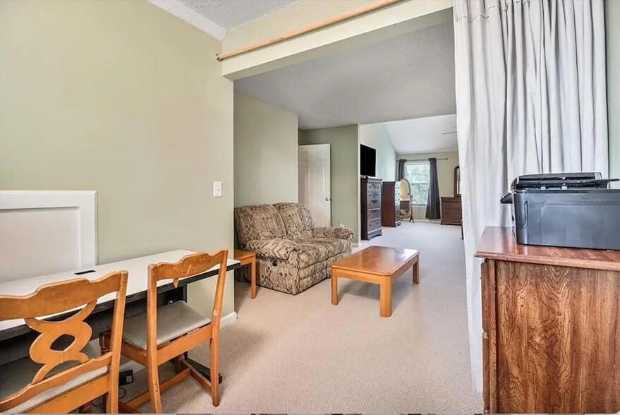 Building Photo - Room in House on Cabana Way