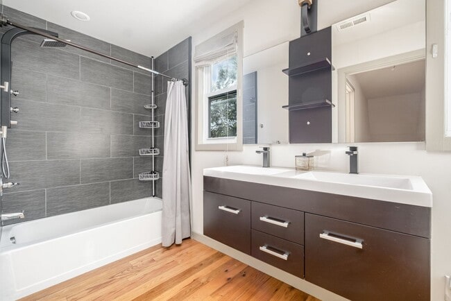 Building Photo - Incredible 3 BDRM / 2.5 BTH Franklin Home Available Now!