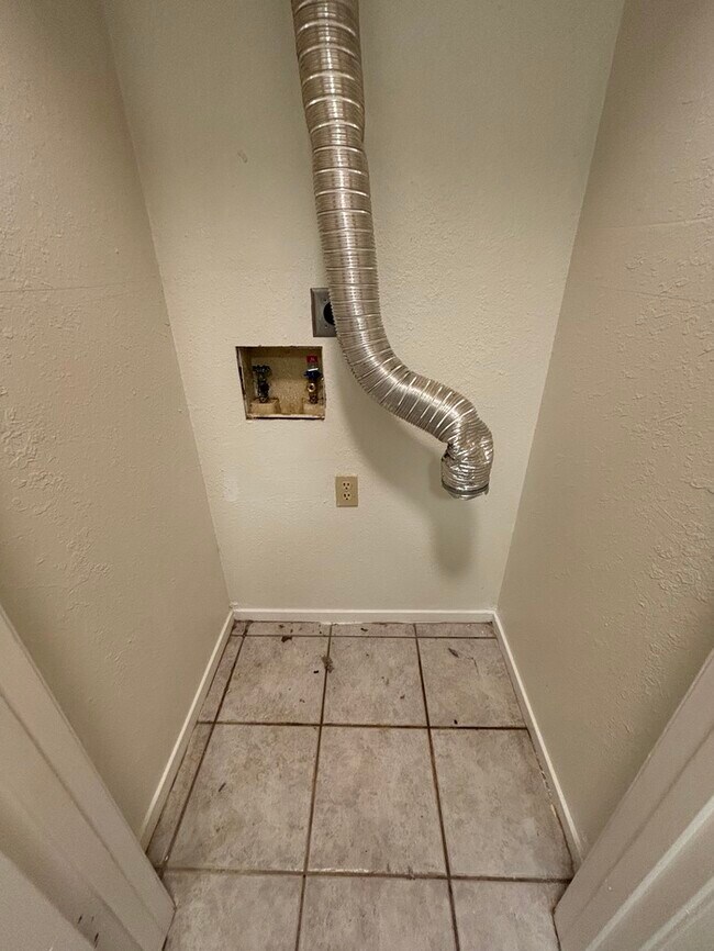 Building Photo - 1 bed 1 bath duplex unit
