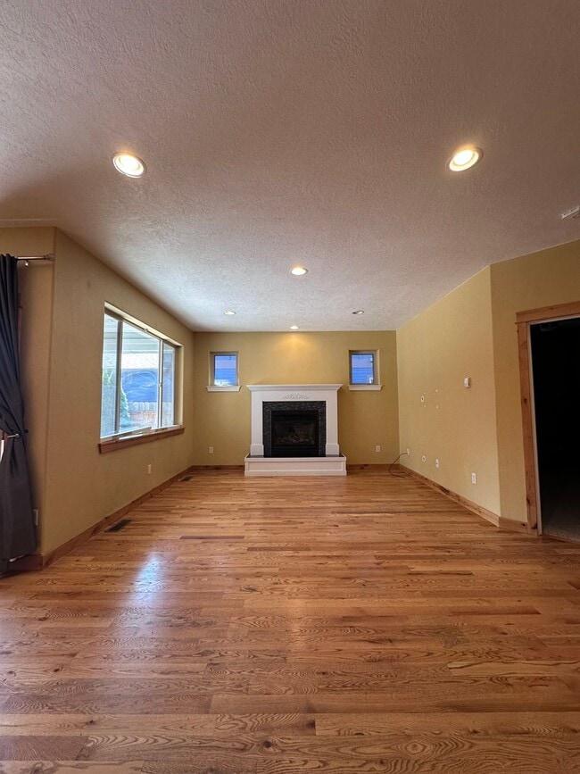 Building Photo - Cute Bungalow style home in Bozeman!  Move...