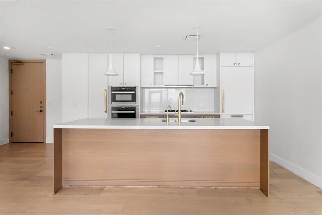 Building Photo - 70 Rainey St