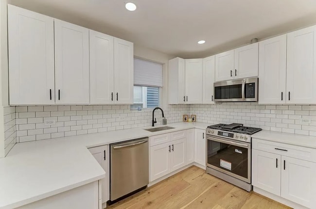 Building Photo - Portage Park 4 bed, 2.5 bath classic!