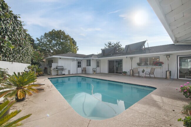 Building Photo - 1375 Muirlands Vista Way