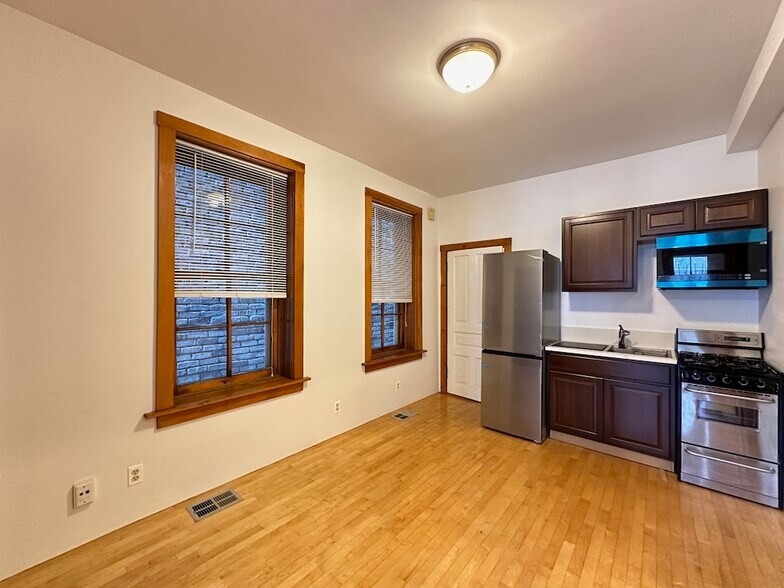 Building Photo - 1435 N Bosworth Ave