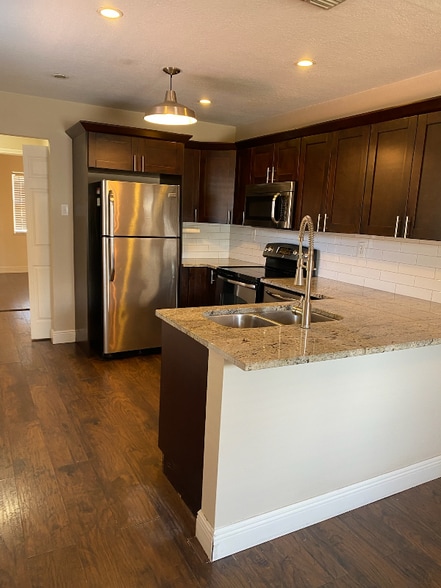 Building Photo - 3202 W Hartnett Ave