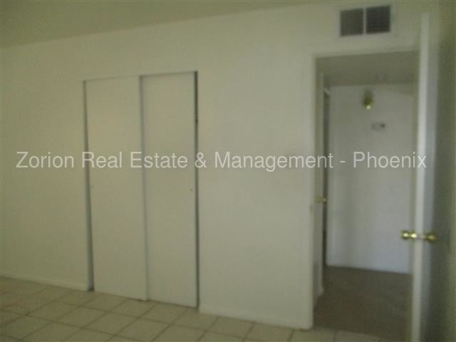 Building Photo - 302 W 11th St