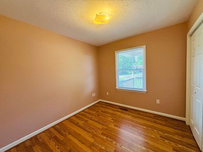 Building Photo - 1302 Sandy Cir