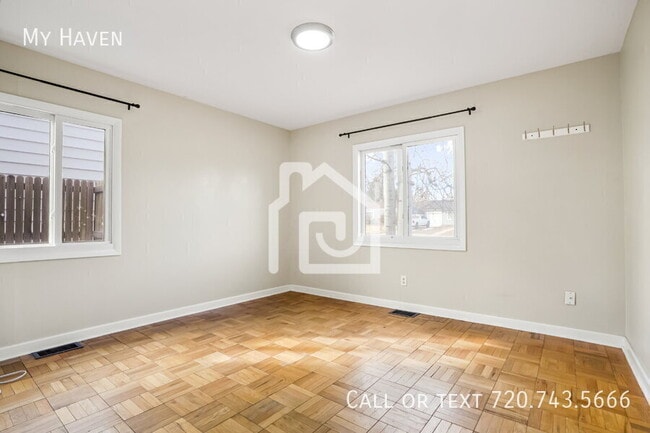 Building Photo - 3032 S Glencoe St