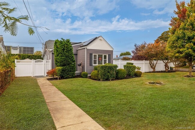Primary Photo - 2444 Bayview Ave