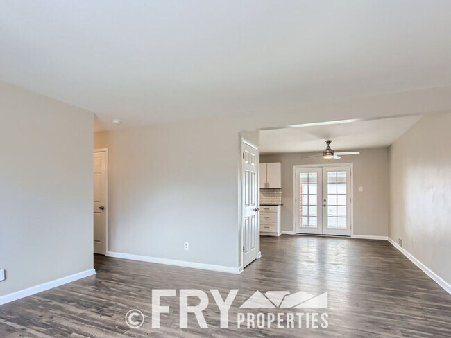 Building Photo - Renovated Harvey Park home