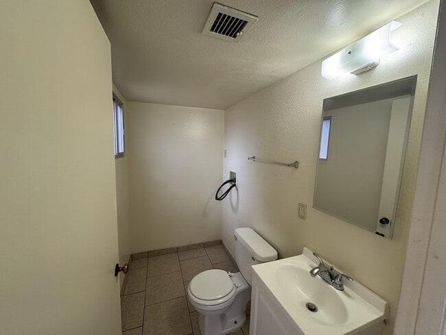 Building Photo - Holiday Gardens 2br Townhome