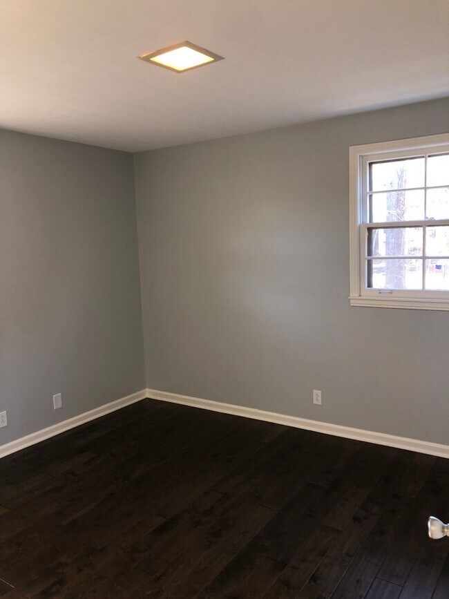 Building Photo - Charming single-level ranch home offers 4 bedrooms and 2 bathrooms in Brentwood