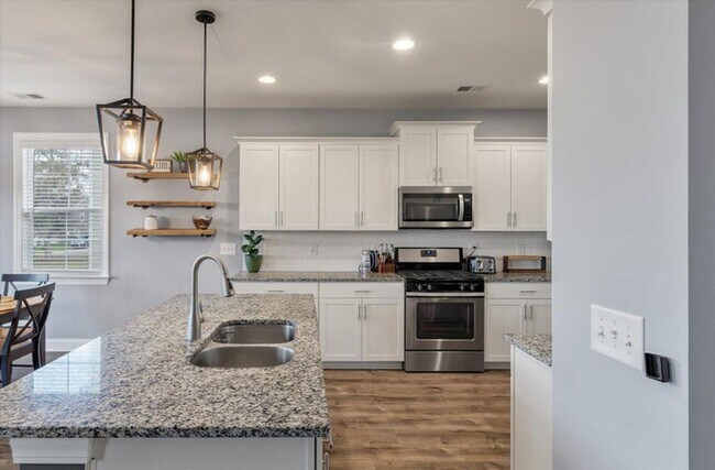 Building Photo - Show stopping 5 bed/3 bath rental in the h...
