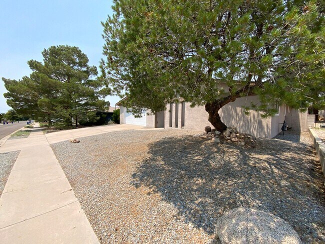 Building Photo - 3 Bedroom Single Story Home Available Near...