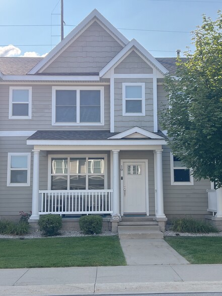 Front of townhome - 982 Lake Ridge Dr