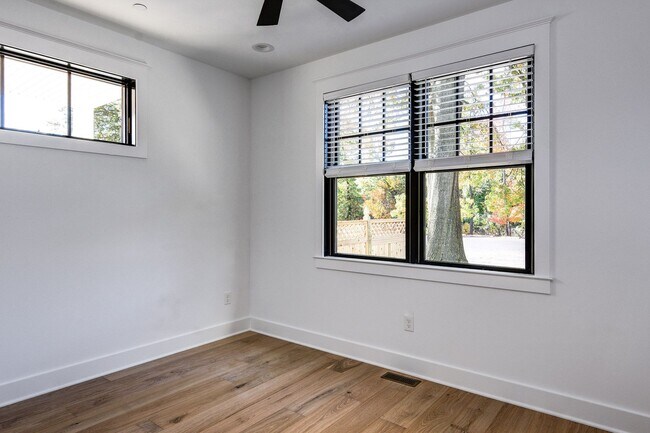 Building Photo - 20 E Redman Ave