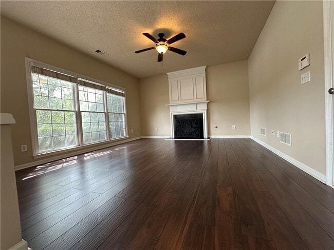 Building Photo - 3960 Longlake Dr
