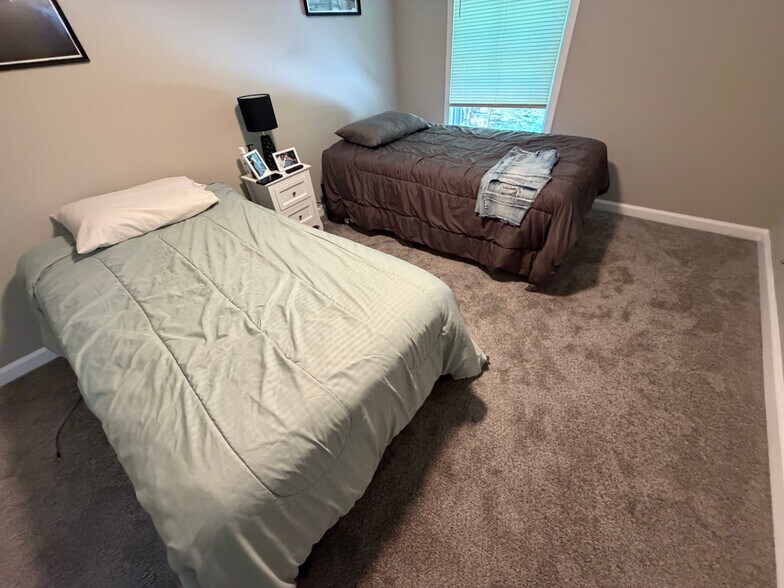 Building Photo - Room in House on Bolton Rd NW