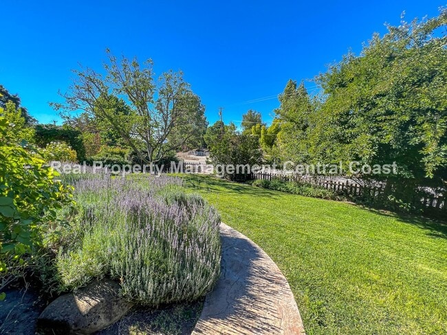 Building Photo - AVAILABLE SEPTEMBER - Nice Home in Atascad...