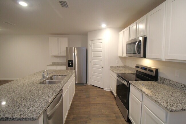 Building Photo - 4-Bedroom Rental in Lakeshore Preserve – Open Floor Plan, Screened Patio, and 2-Car Garage