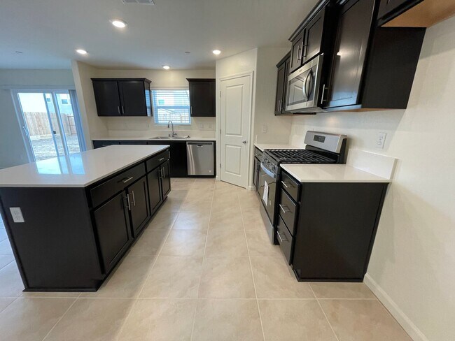 Building Photo - 661 Suzanne Dr