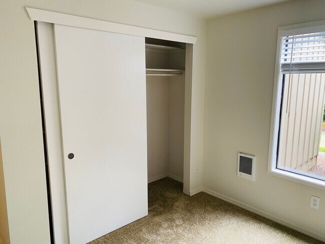 Building Photo - Single Level totally renovated 3 bedroom delight