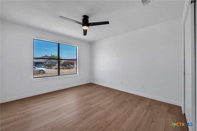 Building Photo - 2239 Hilltop Loop