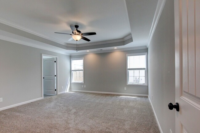 Building Photo - Sharp 4 bedroom HUGE house off exit 1 of I 24